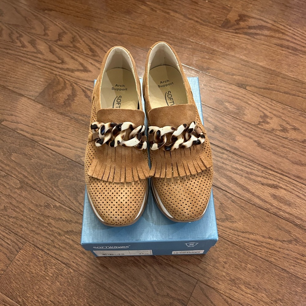 Softwaves leather sneaker platforms! These were never worn and are so cute!